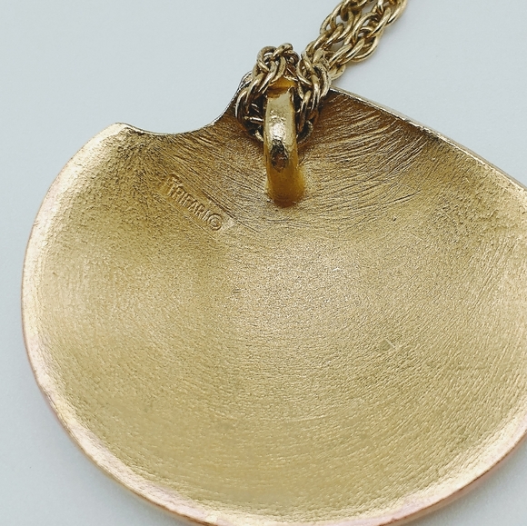 Vintage Crown Trifari Shell Pendant Necklace - Picture 2 of 6